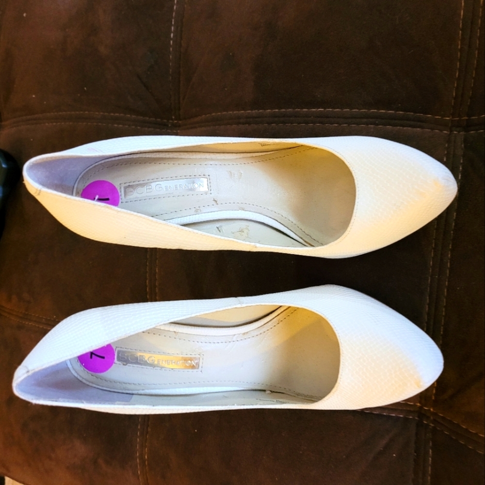 Women white shoes Size 7